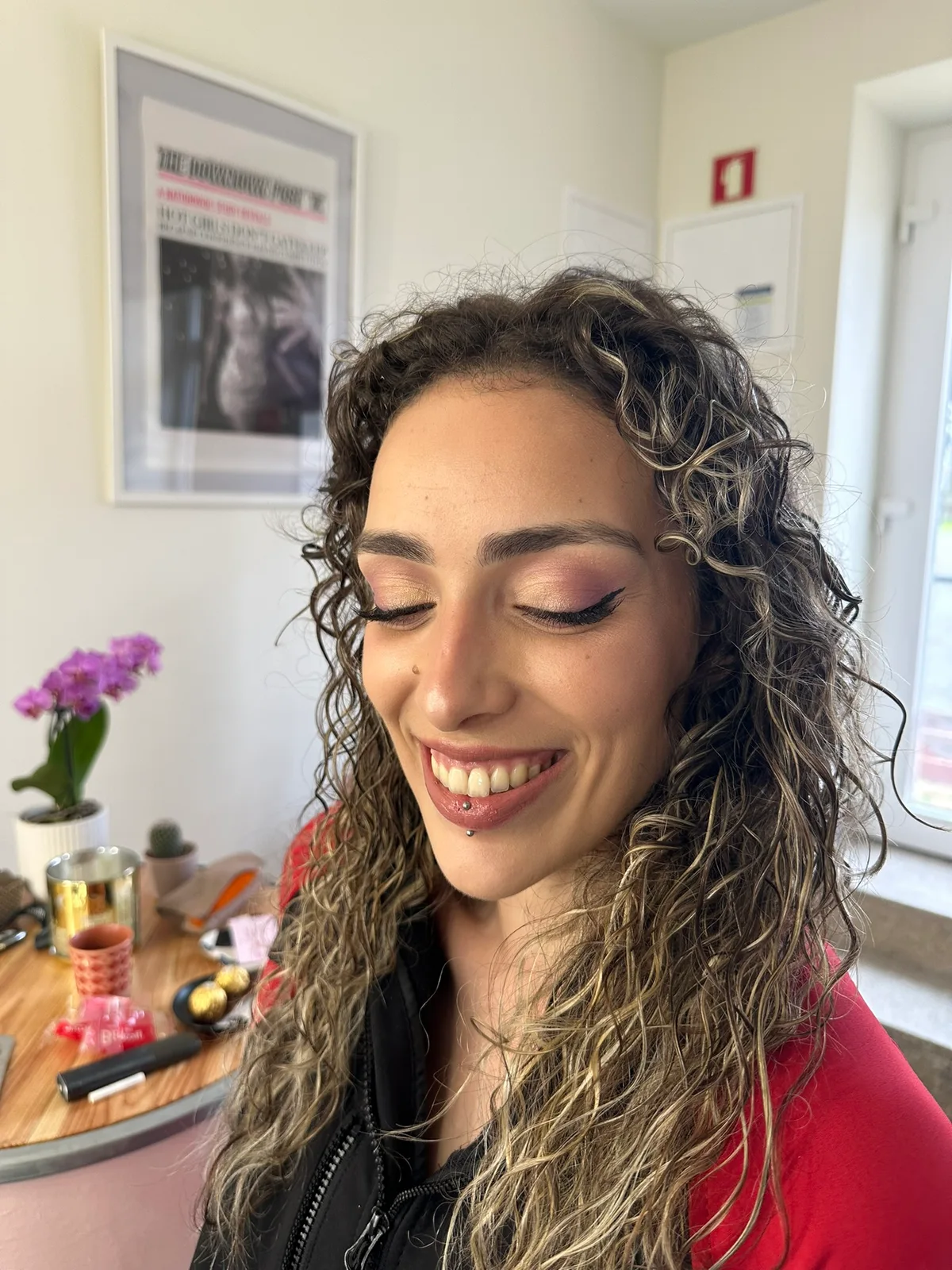 Maquilhagem com sombra rosa e acabamento luminoso