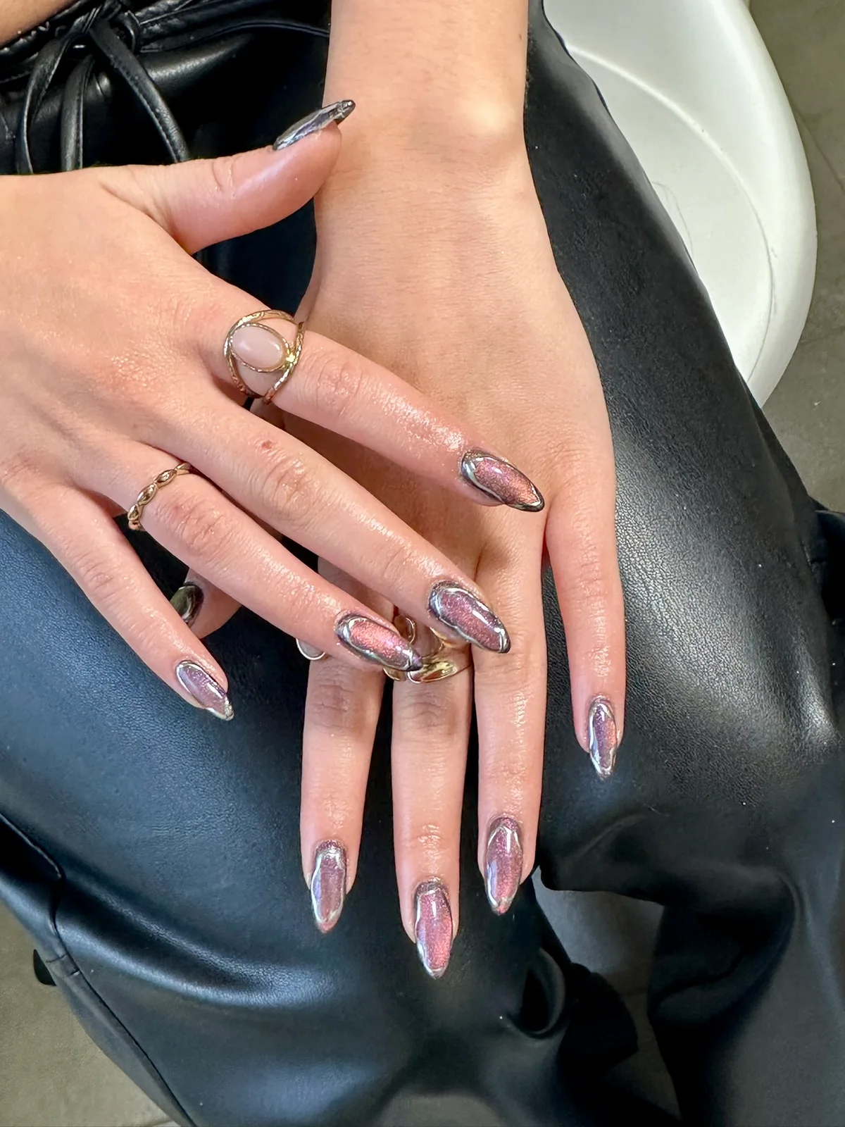 Unhas compridas em rosa com desenhos delicados