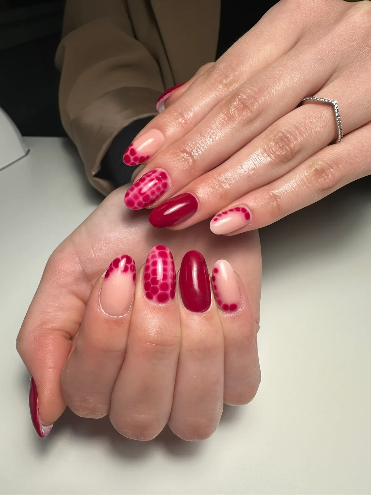 Manicure vermelha com detalhes de nail art
