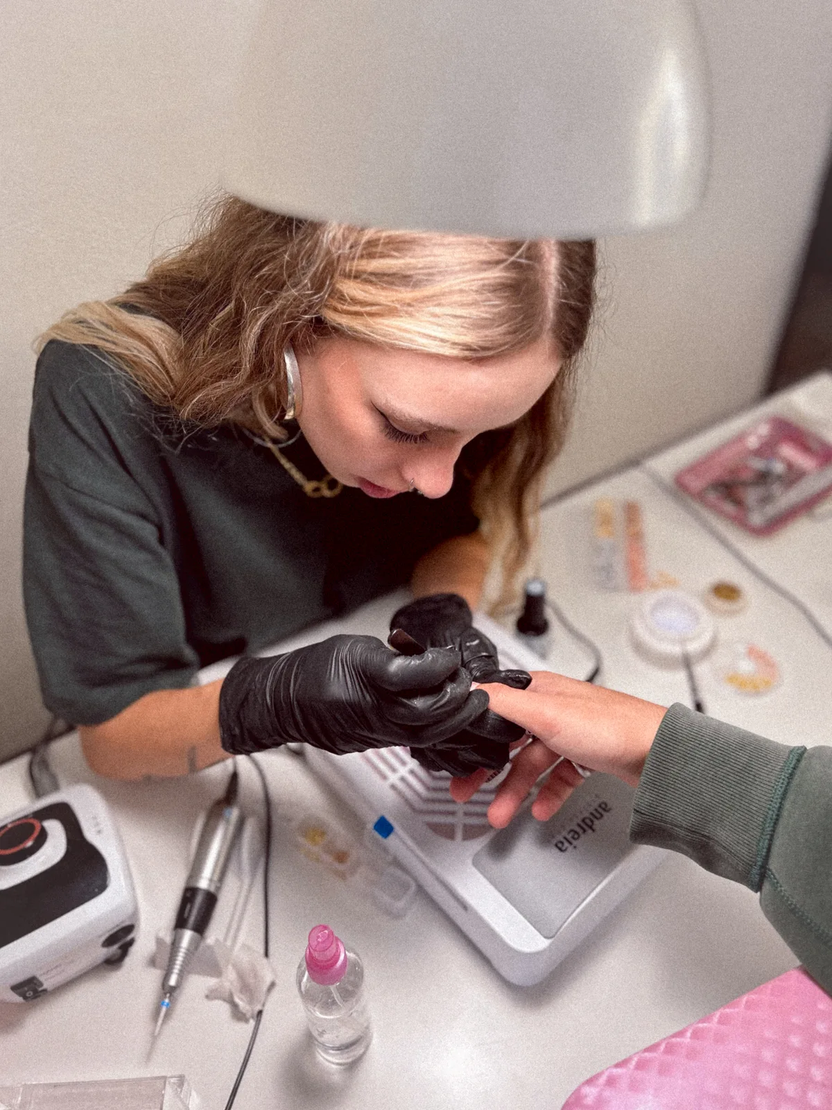 Trabalho de manicure em curso no estúdio